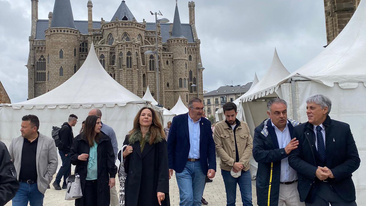 Educar06Diego's tweet photo. Hoy asisto como delegado de la @jcyl a la Feria del #Queso de #Astorga, una cita anual imprescindible en el puente de mayo que pone en valor nuestra calidad alimentaria. Animo a todos a acercarse, participar y disfrutar de la amplia variedad de productos #artesanales de la feria. https://t.co/qCwFf13c93