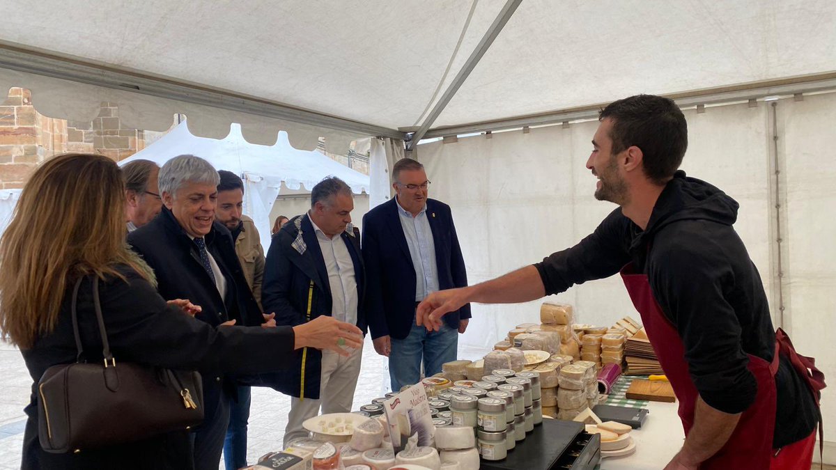 Educar06Diego's tweet photo. Hoy asisto como delegado de la @jcyl a la Feria del #Queso de #Astorga, una cita anual imprescindible en el puente de mayo que pone en valor nuestra calidad alimentaria. Animo a todos a acercarse, participar y disfrutar de la amplia variedad de productos #artesanales de la feria. https://t.co/qCwFf13c93