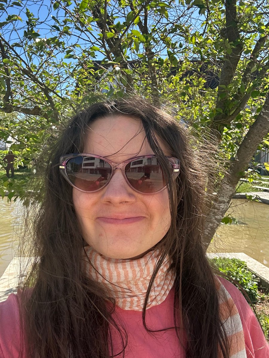 sarahsoehlmann's tweet image. I am on our little island of our community. There the flowers also begin to bloom, as you can see in the two pictures. I also took two selfies. #Selfie #Flowers