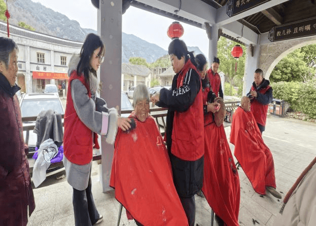 donghe44's tweet image. Spent the weekend sorting 200+ books for the community library + tutoring 10 kids math/English! Fulfilling to support local learning—every small act fuels big smiles. Grateful for the team!  #VolunteerLife #CommunityImpact