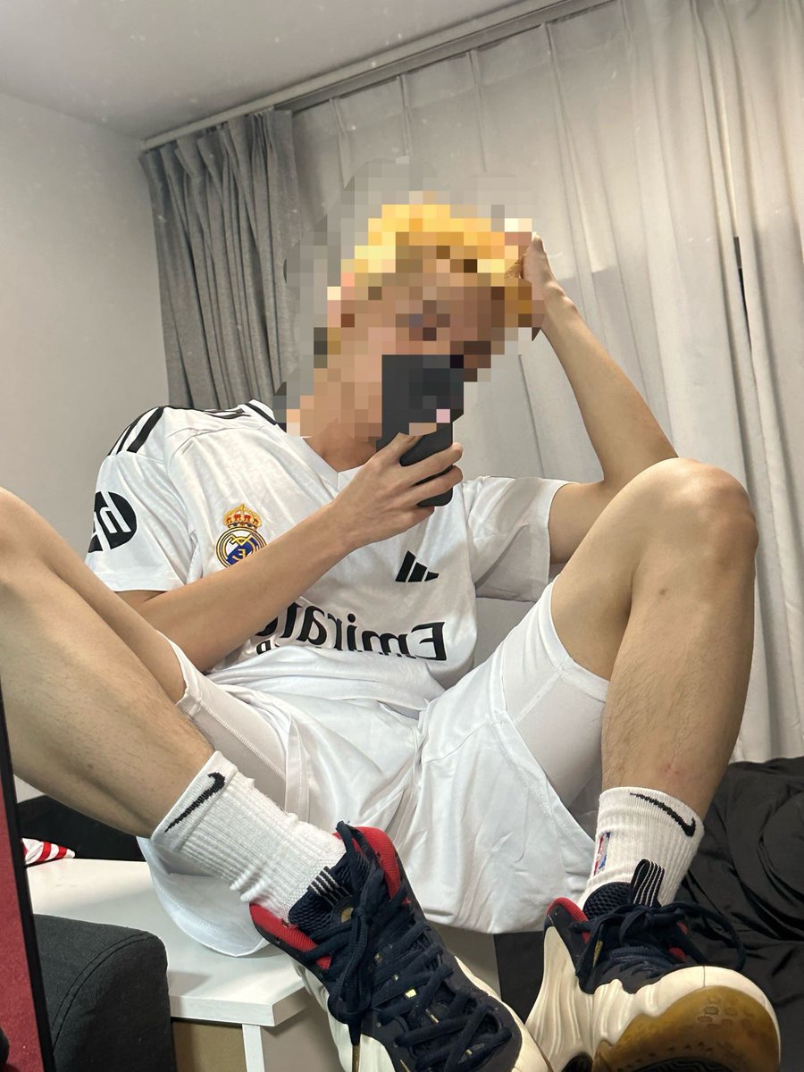 白袜 男大 tweet media
