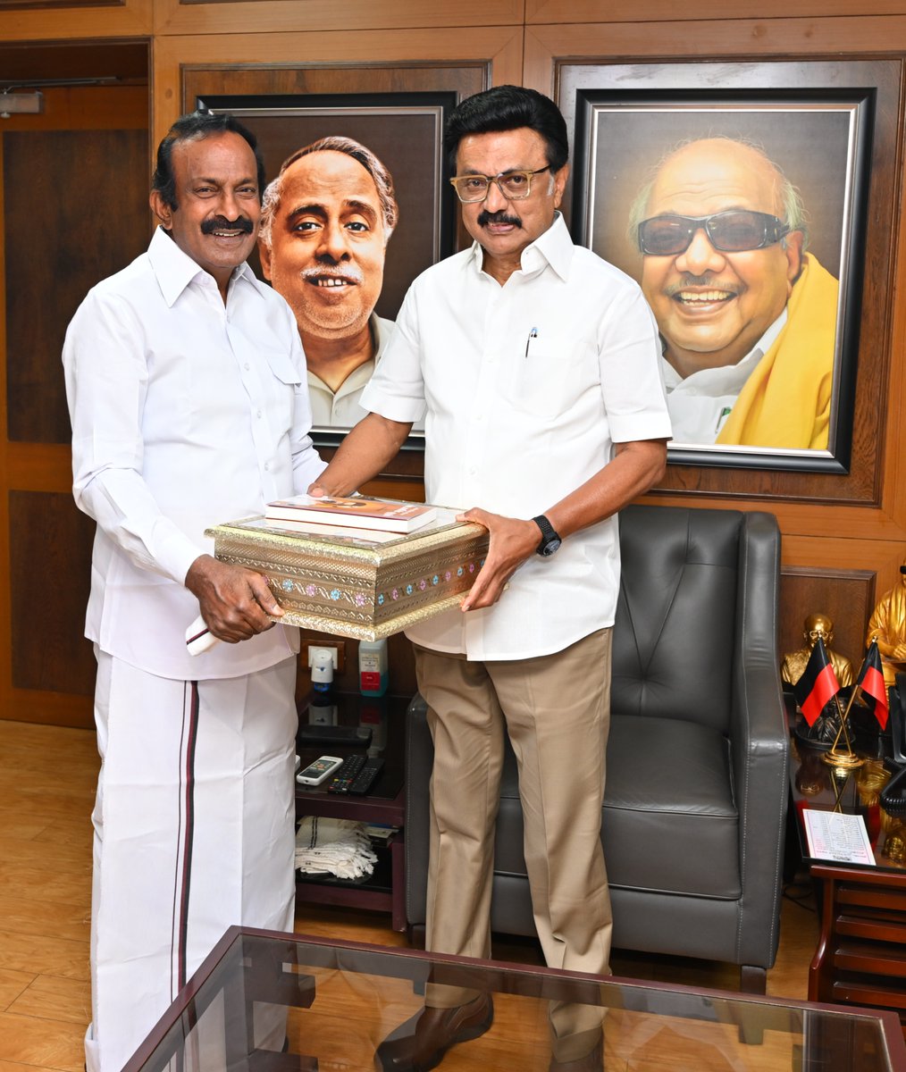 arivalayam's tweet photo. பத்திரிகைச் செய்தி

மாண்புமிகு தமிழ்நாடு முதலமைச்சர் கழகத் தலைவர் அவர்களை கழக வேட்பாளர்கள் சந்தித்தனர்

மாண்புமிகு தமிழ்நாடு முதலமைச்சர் கழகத் தலைவர் அவர்களை இன்று (30.04.2026), சென்னை, அண்ணா அறிவாலயத்தில் உள்ள கழக அலுவலகத்தில், கழக வேட்பாளர்கள்,  பொதுச் செயலாளர் மாண்புமிகு துரைமுருகன், மாண்புமிகு எம்.ஆர்.கே. பன்னீர்செல்வம், மாண்புமிகு எ.வ. வேலு, மாண்புமிகு கே.ஆர். பெரியகருப்பன், மாண்புமிகு சு. முத்துசாமி, மாண்புமிகு சி.வீ. மெய்யநாதன், மாண்புமிகு சி.வி. கணேசன், செந்தில்பாலாஜி, கழக துணை அமைப்புச் செயலாளர் எஸ். ஆஸ்டின், டி.ஜெ. கோவிந்தராஜன், சபா. இராஜேந்திரன், நாமக்கல் இராணி, காதர்பாட்சா முத்துராமலிங்கம், கே.எஸ். மூர்த்தி, ரெ. மகேஷ்,
ஆ. தமிழரசி, எஸ்.ஏ. சத்யா, மு.மணிகண்டன், புதுச்சேரி ஆர். சிவா ஆகியோர் நேரில் சந்தித்தனர்.
அதுபோது கழக அமைப்புச் செயலாளர் ஆர்.எஸ்.பாரதி, செய்தித் தொடர்பு தலைவர் டி.கே.எஸ்.இளங்கோவன், தலைமை நிலையச் செயலாளர் பூச்சிமுருகன் ஆகியோர் உடனிருந்தார்.