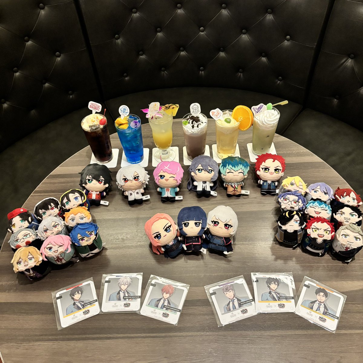 RikuTuki_'s tweet photo. 皆様、今日はサンシャインシティ池袋のヒプマイコラボカフェ最終日でございました✨
素敵な出会いに恵まれエンカウントさせて頂きました😍
たくさんのぬいちゃん、たくさんのドリンク、多くの出会いでした！
ホンマに「縁」❤️💙💛🩶🧡💜 https://t.co/sqc75X2ZfX