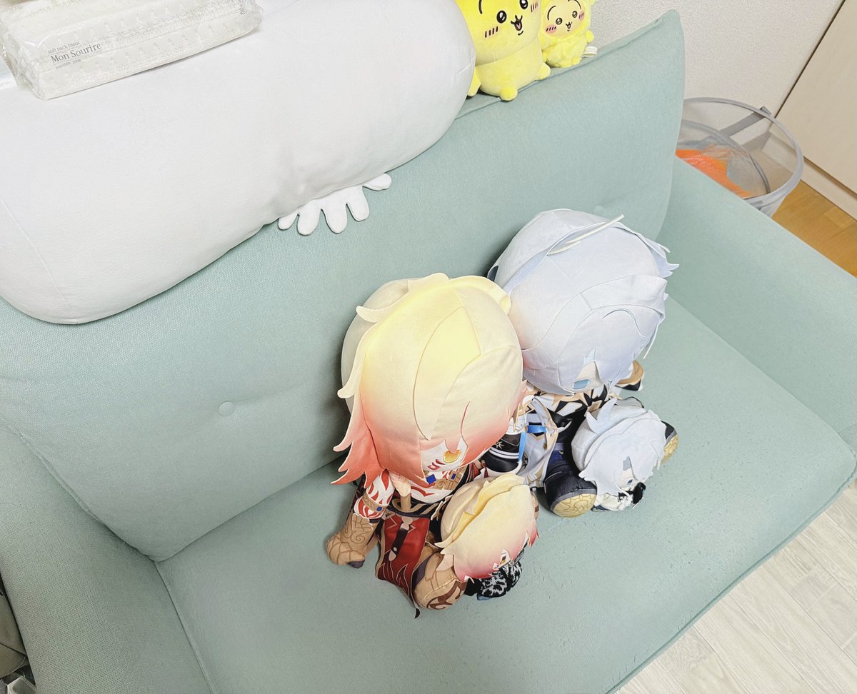 最近かいがいのいちばんくじでおむかえしたぬいがデカかわいいのをお友だち各位に見てほしいんだけどいかんせんデカすぎてお家から出しづらいのでおでかけできないジレンマ。まてんろののびーるバッグ伸ばしてギリ2人入るか…？