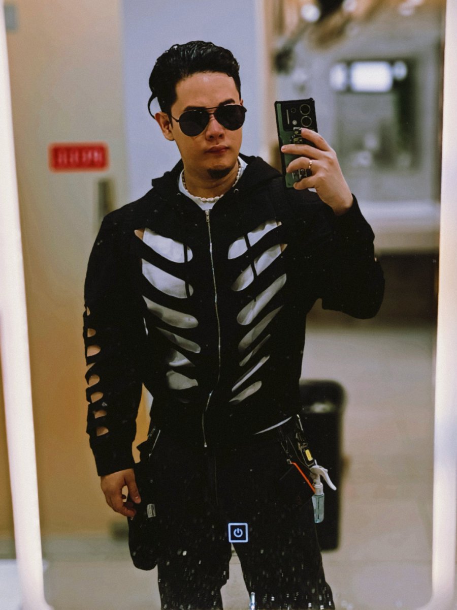 This is supposed to be a photo dump but I want  to see them as individual pics on my feed so I'll just post them individually haha (4)