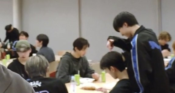xih5ry's tweet photo. 有識者の方、こちらの頭に何かを注入されているイケメンはえぬしゅーさんでしょうか https://t.co/Ioiwhkqm1m