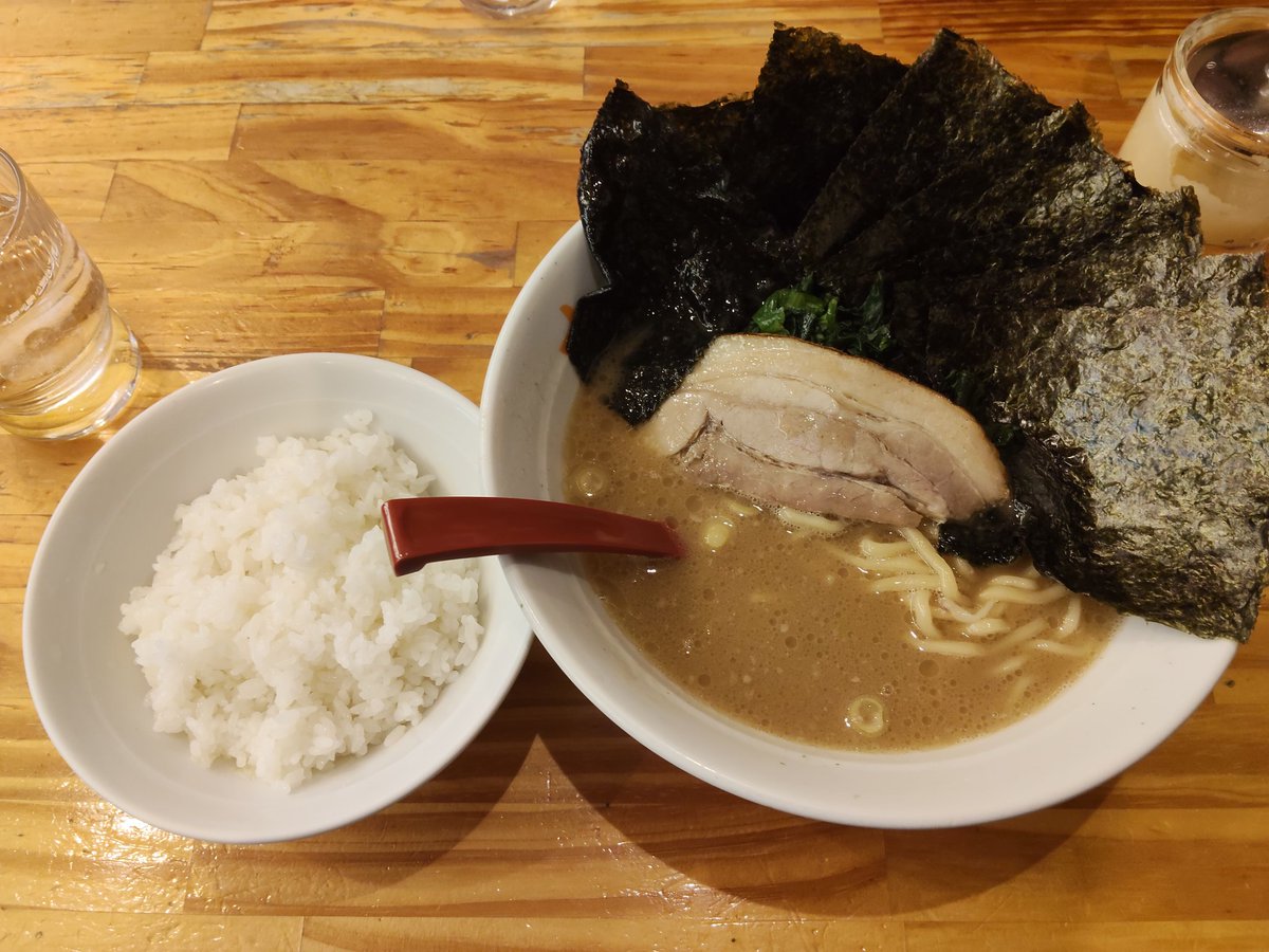 ipi_san's tweet photo. ラーメン大桜 本店
至福のひととき🍜
​スープをヒタヒタに吸わせた海苔を、ニンニクをのせた白飯にガッツリ巻いて喰らう
この「海苔巻きライス」こそ家系の醍醐味であり、本店の魔力…！
​この背徳感、たまらん
完食。ごちそうさまでした！ https://t.co/dveXWRn6Jr
