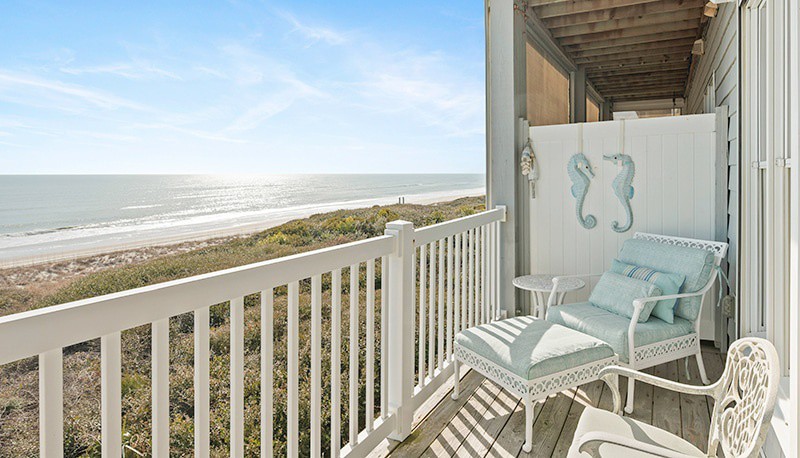EIRealtyNC's tweet image. The furnished deck is the perfect spot to sip your morning coffee, sit back with a good book, or enjoy your very own Crystal Coast sunset, all with a sweeping ocean backdrop.

Read more 👉 lttr.ai/AqJmu

#VacationRental #NorthCarolina #Beach