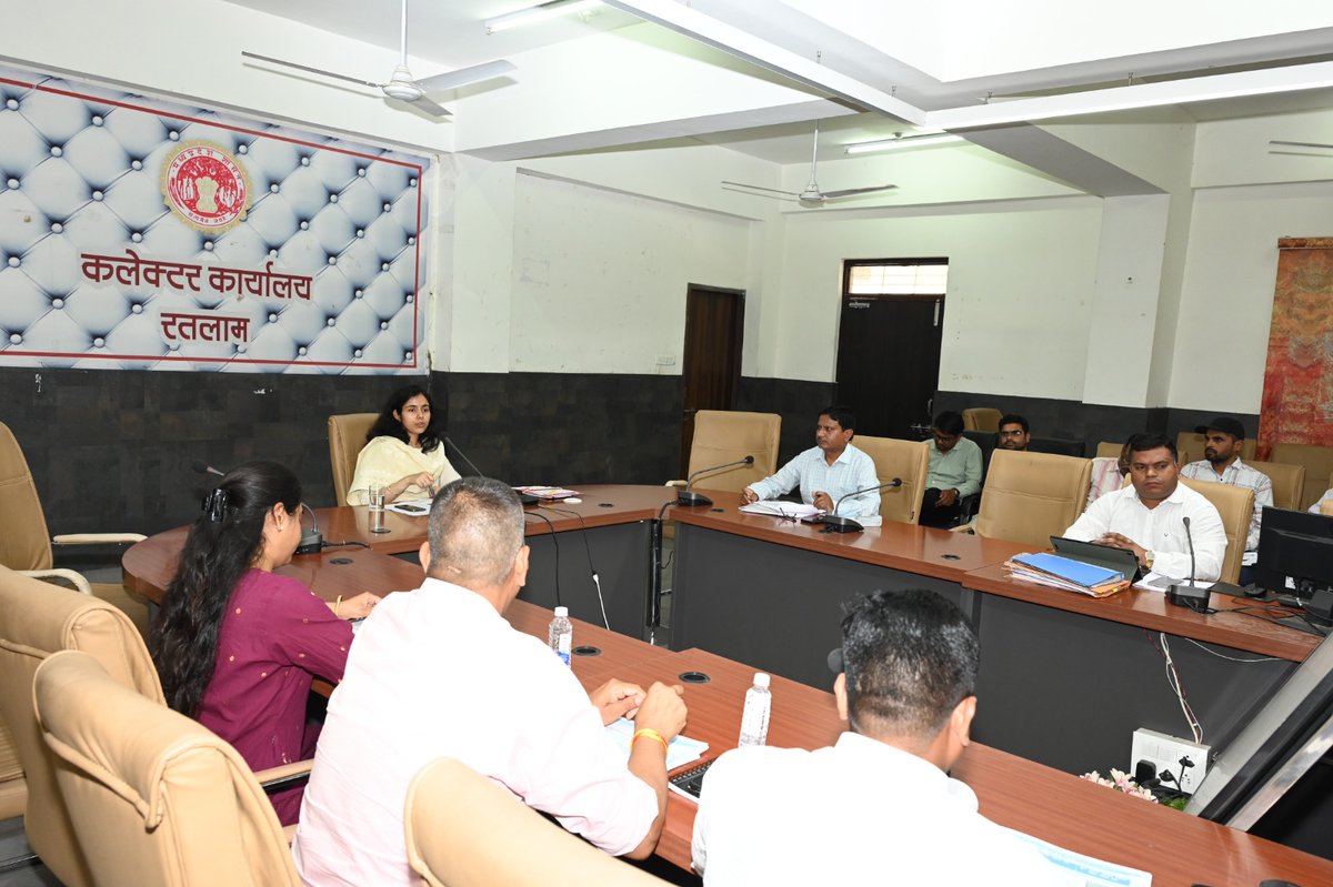 RatlamCollector's tweet image. कलेक्टर मिशा सिंह ने जावरा के एस एस वेयरहाउस रोजाना का आकस्मिक निरीक्षण कर  तौल, नमी जांच व उपार्जन की ऑनलाइन प्रक्रिया का जायजा लिया।
@minmpkrishi 
#collector #ratlam