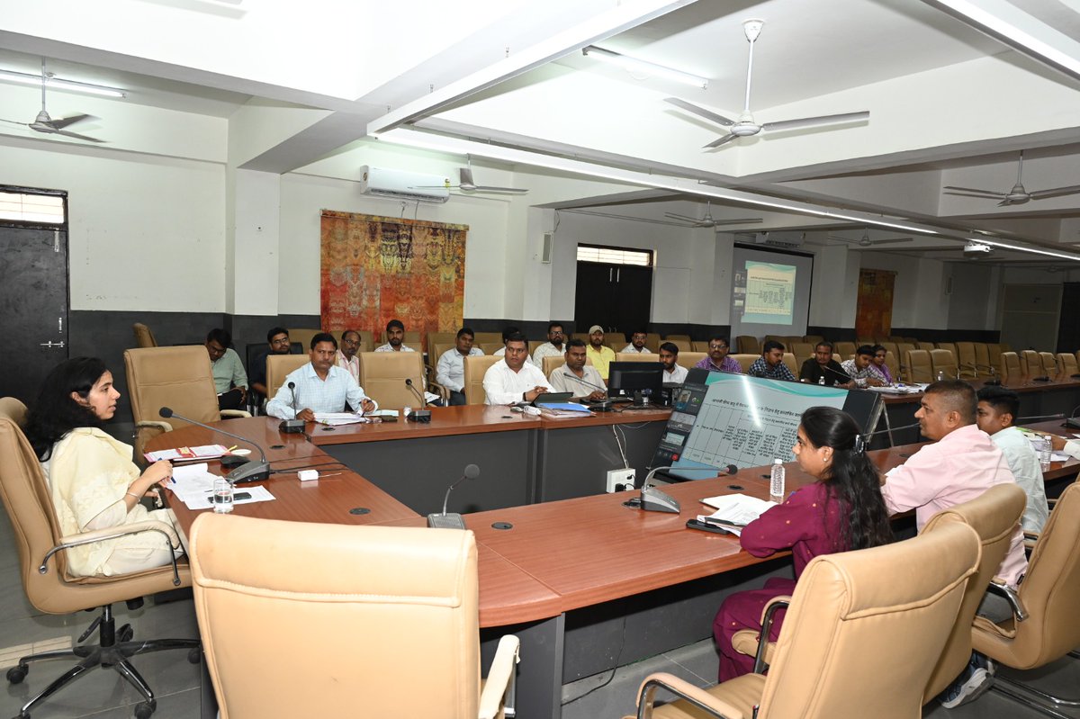 RatlamCollector's tweet image. कलेक्टर मिशा सिंह ने जावरा के एस एस वेयरहाउस रोजाना का आकस्मिक निरीक्षण कर  तौल, नमी जांच व उपार्जन की ऑनलाइन प्रक्रिया का जायजा लिया।
@minmpkrishi 
#collector #ratlam