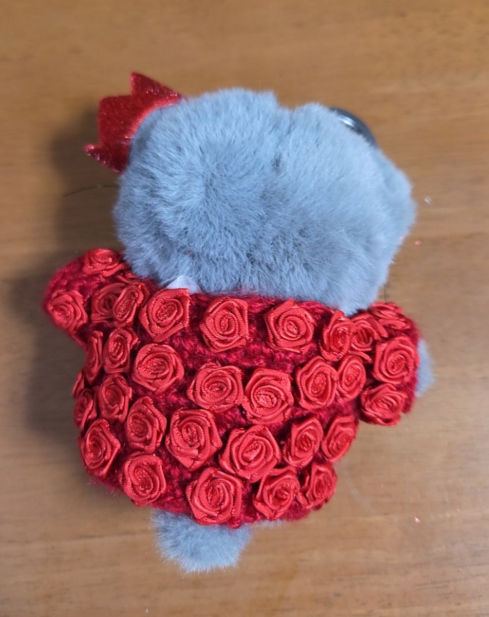 今日のあみあみチクチク
G-DRAGONの飼い猫のｷｬﾗZOA
🌹は去年のGDｿﾛﾗｲﾌﾞでの衣装
ﾗﾝﾀﾞﾑ商品なのでね😞
ｹﾞｯﾄできなくて😣
2枚目は本物
まねして作ってみました
🟥🧶でﾆｯﾄ編んで🌹ﾓﾁｰﾌたくさんつけて…結構満足の出来かな😊