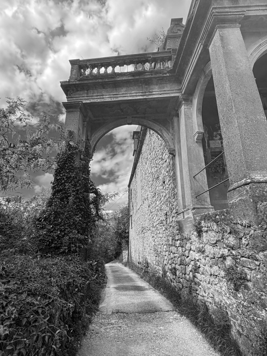 Alonein43672278's tweet image. #photography #blackandwhite #church #arch #terrace #clouds