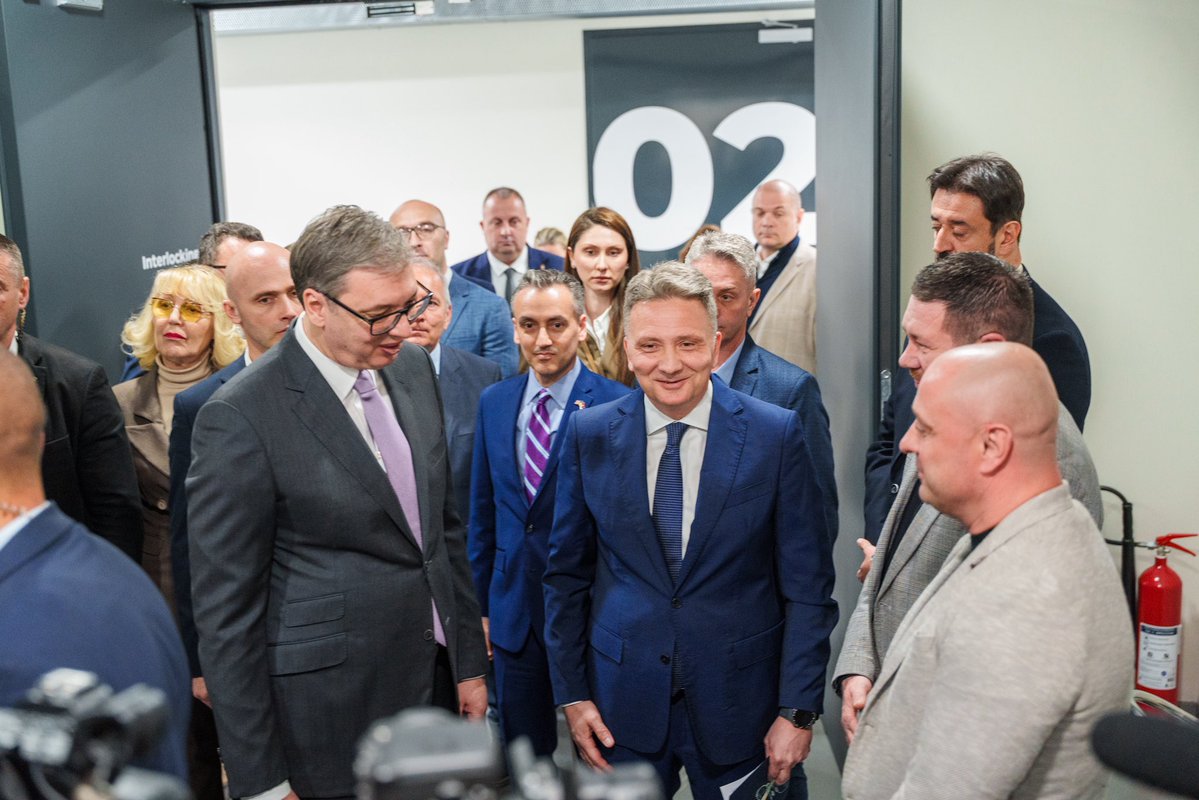 📌 У присуству председника Републике Србије Александра Вучића <a href="/avucic/">Александар Вучић</a> и отправника послова САД у Србији Александра Титола, пуштени су у рад нови модули 3 и 4 у Државном дата центру у Крагујевцу, укупног енергетског капацитета од 8 MW. Тиме значајно проширујемо постојеће