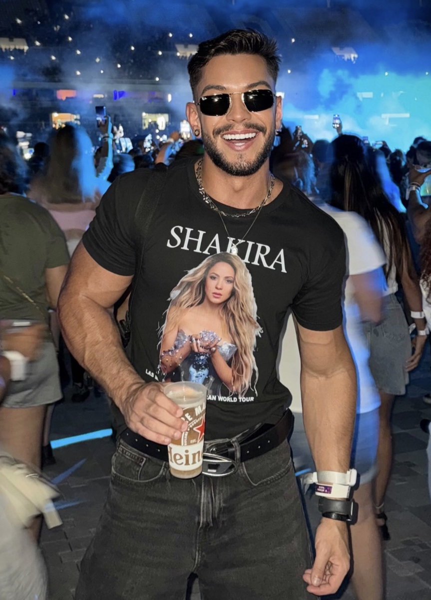 difelizardo's tweet photo. @voude99 @voude99 me notaaaa sou fã desde criança mereço estar nas areias de Copacabana com vocês curtindo esse show!!! Realiza esse sonho meu por favor!!! Podem olhar meu CPF aí faço tudo com a @voude99 corrida, dois e investimentos!!! Preciso de vocês 💛💛💛💛💛🐺 #todomundonoriopede99 https://t.co/ba6V2UaByW