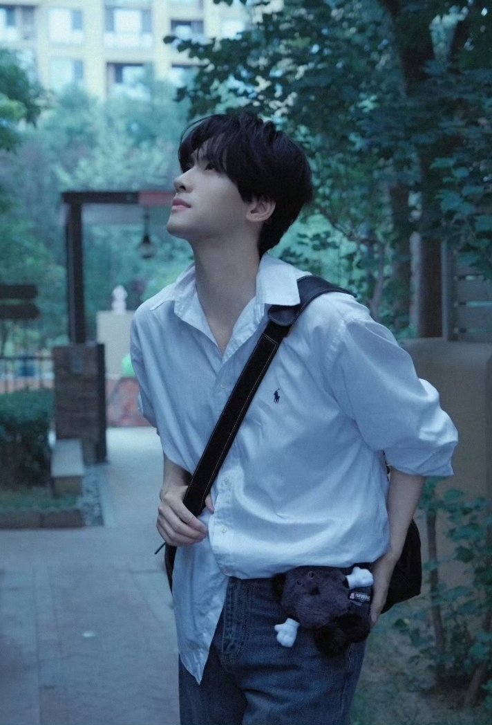 Omg~ it's the same shirt but the vibe is soooo different??? Boy next ...