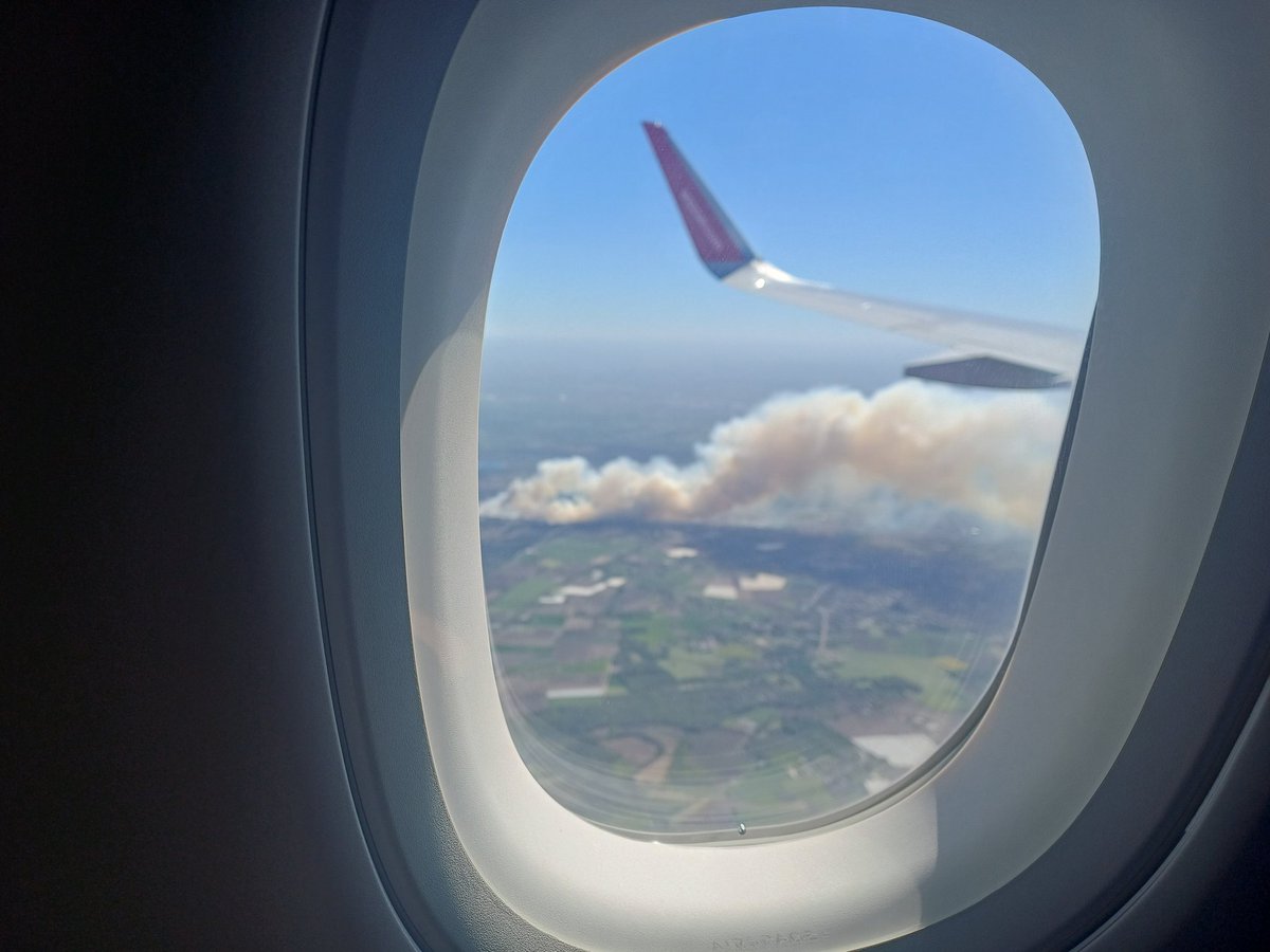 Art_of_thunders's tweet image. 🔥 Er komen meldingen binnen van een groeiende brand bij Oirschot, Noord-Brabant. De rook is in de verre omgeving zichtbaar. Brandweer is massaal daar heen om het vuur te blussen. Ook bij Weert is het mis. 

Foto uit het vliegtuig genomen door BeagleMom 

#brand 
#natuurbrand
