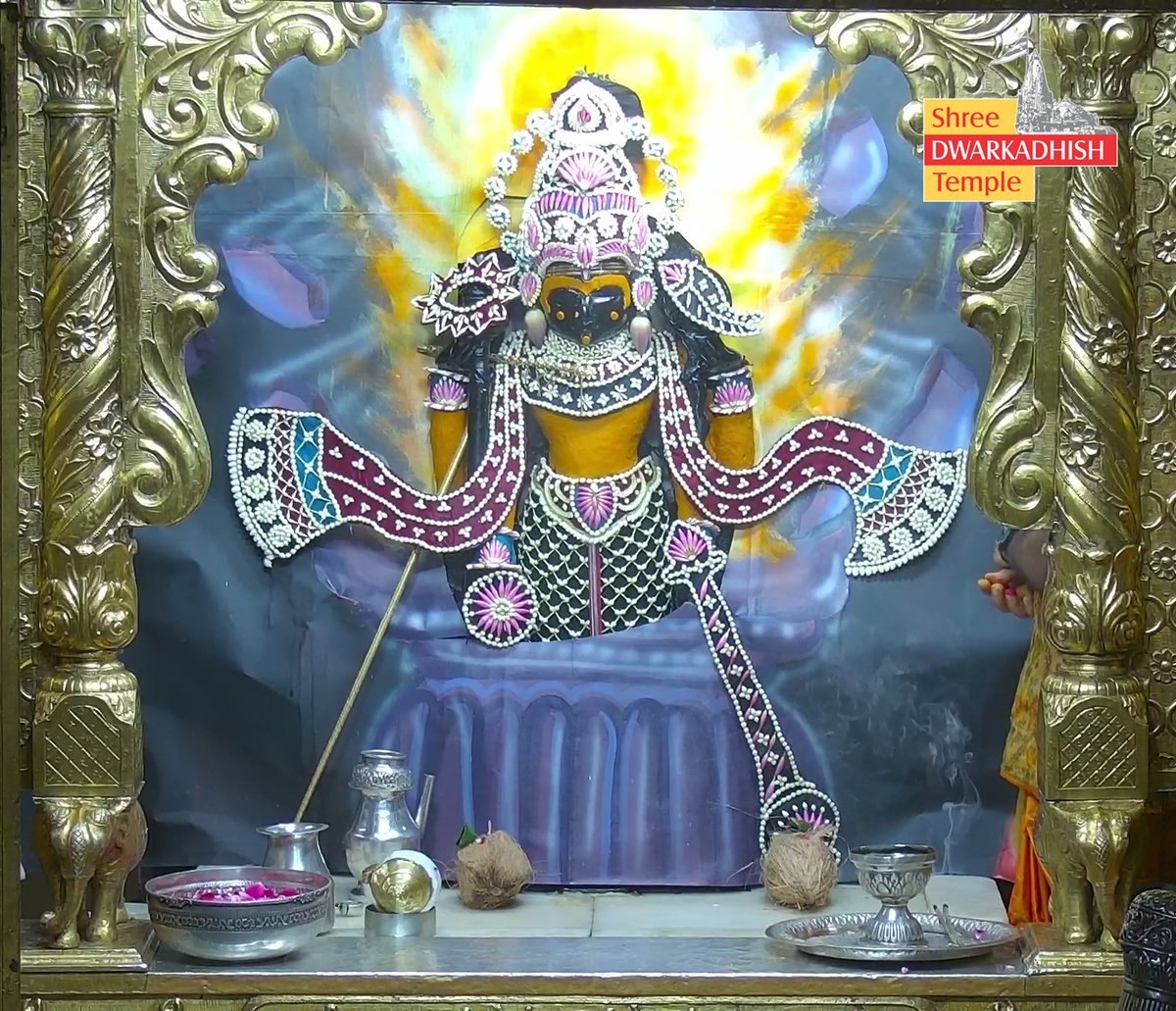 DwarkaOfficial's tweet photo. नरसिंह जयंती के पावन अवसर पर 🙏🏻
राजाधिराज द्वारकाधीश जी का दिव्य नरसिंह स्वरूप,पुष्प श्रृंगार एवं संध्या आरती दर्शन 🙏🏻

#NarsinghJayanti #NarasimhaJayanti #JaiNarsinghDev #pushpshringar  
#ShridwarikadhishmandirOfficial #sandhyaaarti
#shreedwarkadhishjagadmandirdwarka #dwarka https://t.co/I2DOak62uX