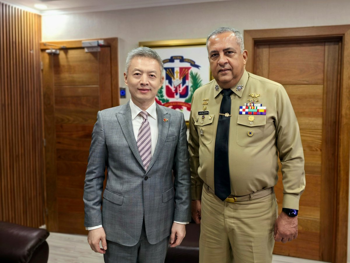 EmbChenLuning's tweet photo. Me complace reunirme con el vicealmirante Lee Ballester, Director General de @MigracionRDo. Trabajaremos juntos para promover un flujo de personas seguro, ordenado y regular entre #China y #RepúblicaDominicana, en beneficio de nuestros pueblos.🇨🇳🤝🇩🇴 https://t.co/MebG8ltkZb