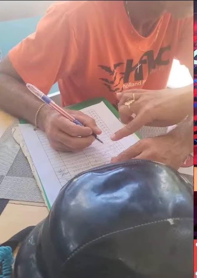 yaneliblog's tweet photo. Recoger firmas para la #continuidad con un boli 🖊 con la bandera de #EstadosUnidos, a mí me lo dice todo, me lo confirma y me lo ratifica. Aquí nada pasa por casualidad. Nada. Esto tampoco. #Cuba es más gringa que la mismísima #bandera americana. No pienso discutirlo con nadie. https://t.co/mYJXYnKnzM