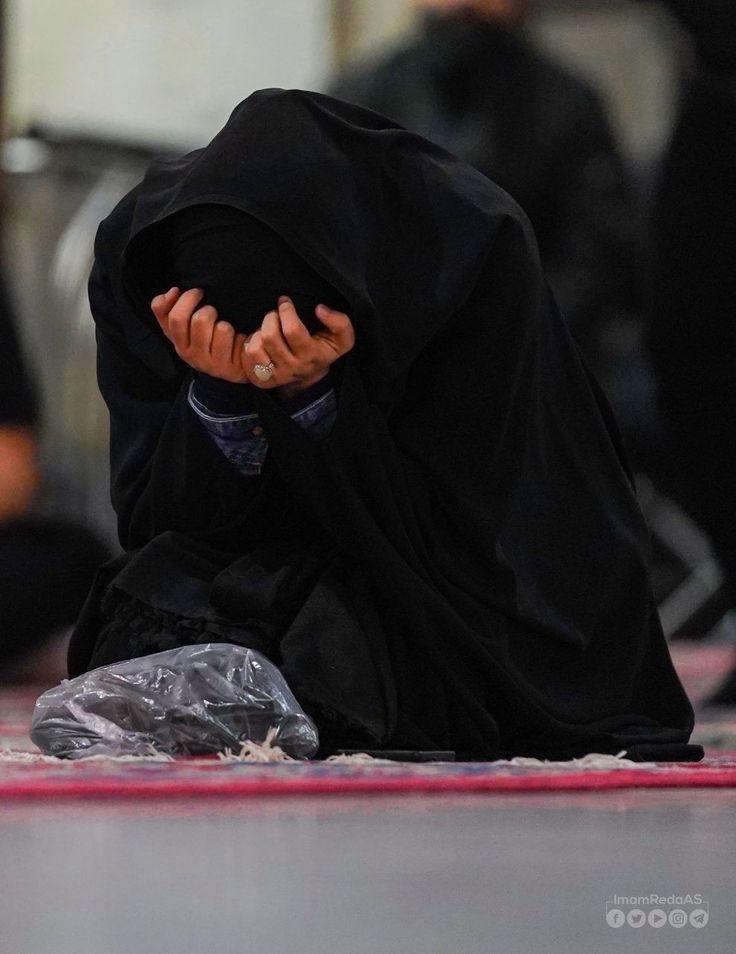 Mema23182395's tweet photo. مُفرط في التمنّي ، مُنهك من السعي
تُثقلني الأيام ولا أبلغ شيئًا ولكني ساعٍ ..

ياربّ أدركني قبل أن يخذلني الطريق . https://t.co/uk81s1bY1w