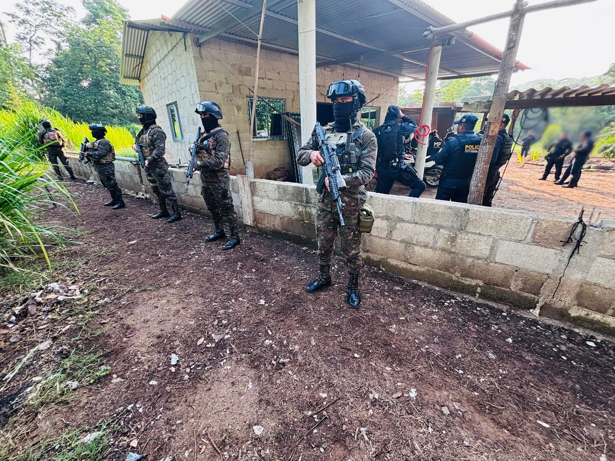 regionmasgt's tweet image. #MásNoticias | Siete allanamientos se realizan en inmuebles en Malacatán, Catarina y Tajumulco, San Marcos. 

Preliminarmente se reporta la captura de César P., presunto responsable del asesinato de un abogado ocurrido en 2025. Además, se incautó un arma de fuego y unas botas.