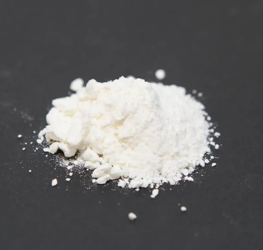 feydisciplina's tweet photo. Una mujer de 46 años inhaló accidentalmente 55 mg de LSD puro porque pensó que era cocaína, aproximadamente 550 veces la dosis recreativa normal.  

Vomitó durante 12 horas y permaneció bajo los efectos de la sustancia durante unas 34 horas. 
Pero cuando despertó, el dolor crónico en el pie que había sufrido durante más de 20 años, atribuido a la enfermedad de Lyme, supuestamente había desaparecido.  

Dejó de tomar morfina durante cinco días y luego comenzó a tomar microdosis de LSD cada tres días.  

Tres años después, había dejado por completo la morfina, sin que se reportaran síntomas de abstinencia ni recaídas.  

Los investigadores lo describieron como un caso extraordinario de ingestión no mortal de una dosis muy alta de LSD con alivio del dolor a largo plazo.