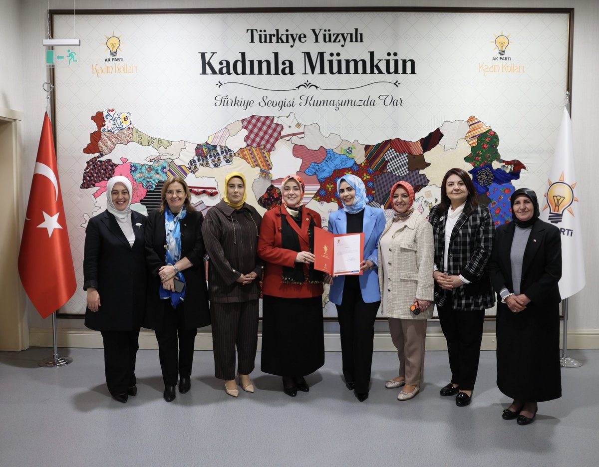 AKKADINGM's tweet photo. 📍 AK Parti Genel Merkez

Erzincan ili Otlukbeli ilçe  Kadın Kolları Başkanlığına atanan  Merve Özcan’a mazbatası, Başkanımız @tugbaisikercan tarafından teslim edilmiştir.

Görevi devreden Başkanımız Semaha Çakır’a, bugüne kadar göstermiş olduğu özverili çalışmalar ve gayretleri dolayısıyla teşekkür ediyor; yeni görevlendirilen Başkanımıza muvaffakiyetler diliyoruz.