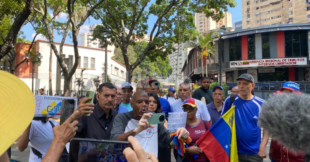 ReporteYa's tweet image. #30Abr 10:05 AM #Caracas #SalarioJusto 
Funcionarios de seguridad desplegaron barreras conocidas como "murciélagos" en la avenida México, en Caracas, para impedir el paso de la marcha de los trabajadores desde la Plaza Morelos hacia el Palacio de Miraflores. - @eldiario