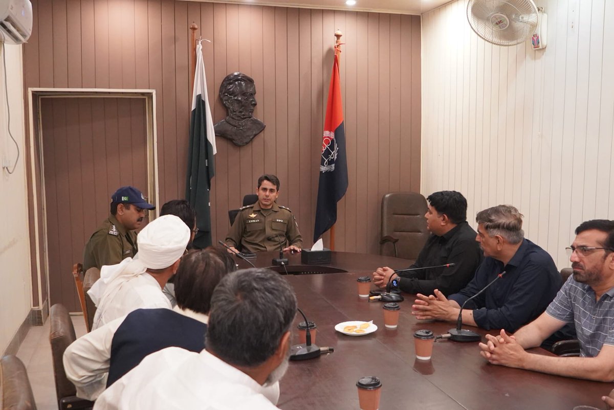 Sahiwalpoliceo1's tweet image. ڈی پی او ساہیوال محمد عثمان ٹیپو نے ڈی پی او آفس میں غلہ منڈی کے آڑھتیوں سے ملاقات کی۔ ملاقات کے دوران سیکیورٹی امور، کاروباری سرگرمیوں کے تحفظ اور باہمی تعاون کے فروغ پر تبادلہ خیال کیا گیا
#SahiwalPolice
#PunjabPolice
#CommunityPolicing 
@GovtofPunjabPK
@OfficialDPRPP