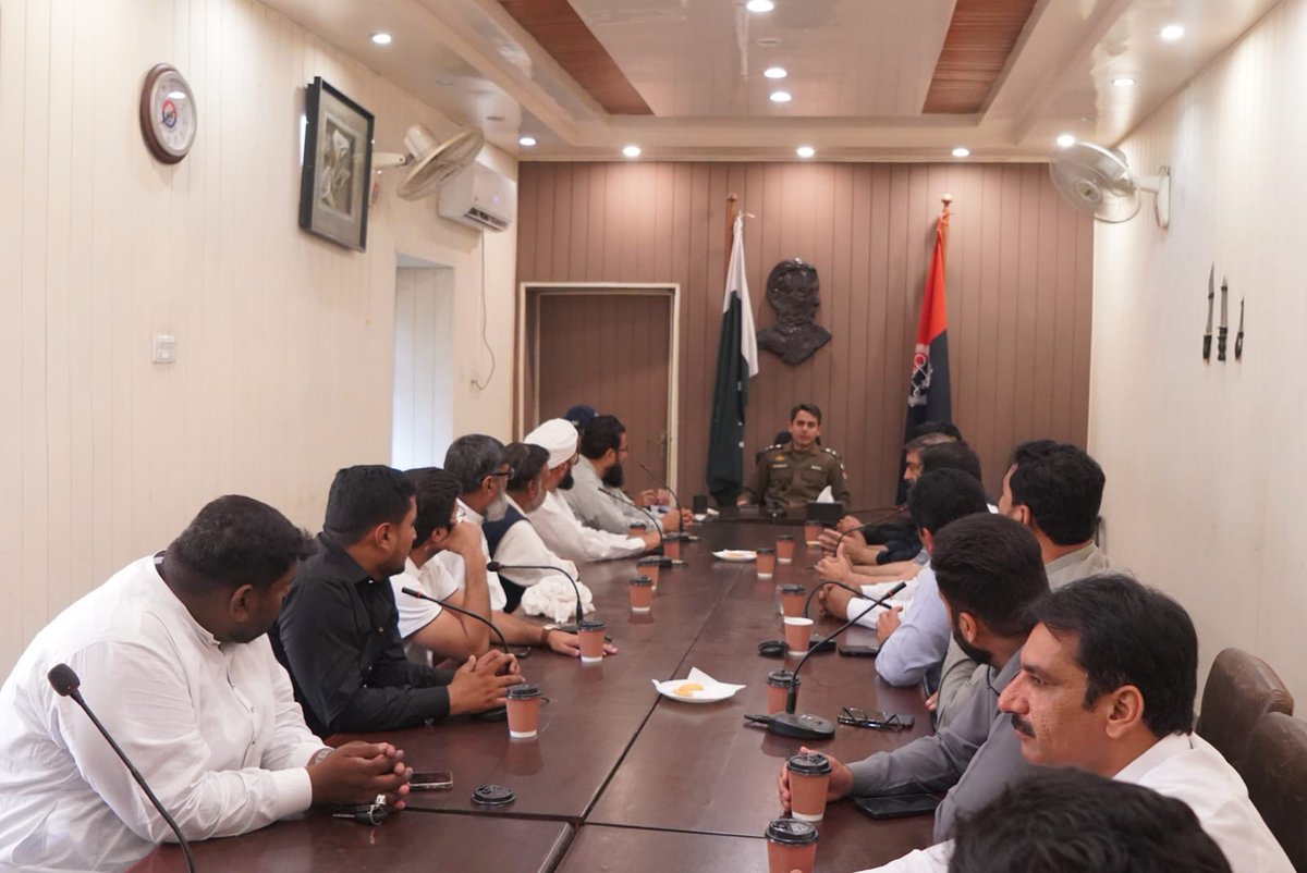 Sahiwalpoliceo1's tweet image. ڈی پی او ساہیوال محمد عثمان ٹیپو نے ڈی پی او آفس میں غلہ منڈی کے آڑھتیوں سے ملاقات کی۔ ملاقات کے دوران سیکیورٹی امور، کاروباری سرگرمیوں کے تحفظ اور باہمی تعاون کے فروغ پر تبادلہ خیال کیا گیا
#SahiwalPolice
#PunjabPolice
#CommunityPolicing 
@GovtofPunjabPK
@OfficialDPRPP