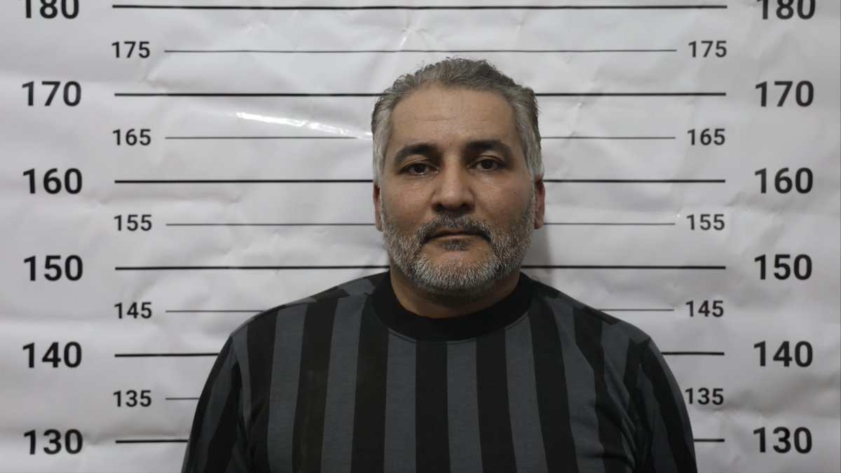 QalaatAlMudiq's tweet image. #Syria: a former Regime soldier, who fought in Jobar, was arrested by the Security forces, in connection with an attack in Lebanon.

It follows a complaint filed by a woman who reported being stabbed, losing her fetus, and having her jewelry stolen during a theft in Beirut.

His