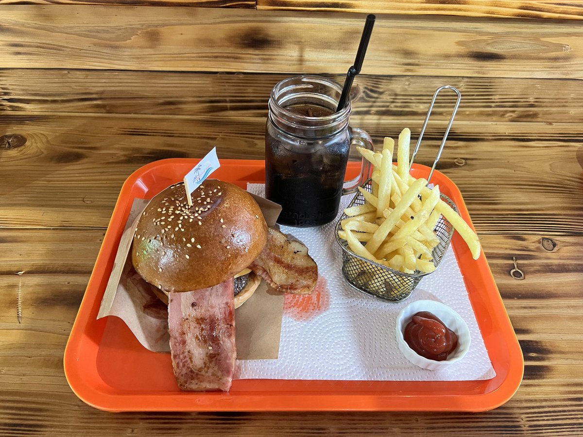 yum11720119's tweet photo. ほんで、昨日のランチ
べろりんベーコンがめっちゃおいしかった!
ベーコンメープルバーガー
甘いとしょっぱいのコラボレーション!
たぶん好き嫌いわかれると思うけど
私はめっちゃ好き🤩
アメリカーンなハンバーガーやさん🇺🇸🍔✨
#ThousandWave https://t.co/5IFrlUn9rk