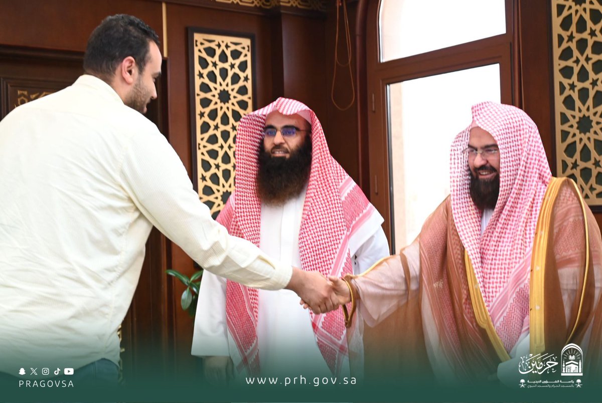 PRAGOVSA's tweet photo. التقى معالي رئيس الشؤون الدينية بالمستفيدين، واطّلع على احتياجاتهم وملحوظاتهم، مؤكدًا حرص الرئاسة على تطوير الخدمات وتحسين تجربة القاصدين، وتطوير التواصل بما يسهم في تقديم خدمات نوعية لضيوف الرحمن https://t.co/TXgRkBo3qE