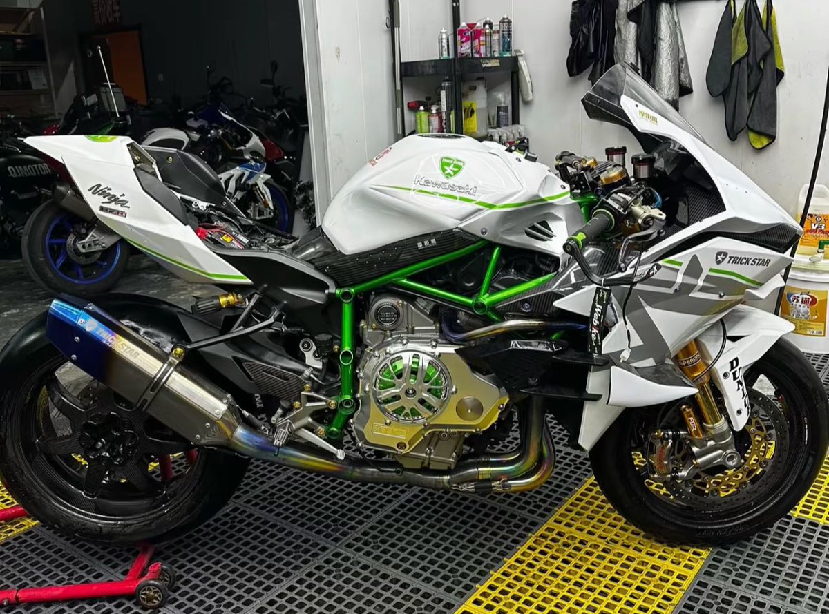 mosn_com's tweet photo. H2乾式クラッチ仕様
世界第一号機、完成。
スーパーチャージャーに加え、
乾式ならではのシャラシャラ音が重なり、
唯一無二のサウンドに仕上がりました。
国内出荷はGW明けを予定しております。
もうしばらくお待ちください。
#H2 #ninjah2 #h2r #kawasaki #kawasakih2 #mosn https://t.co/OC6tkWZRJD