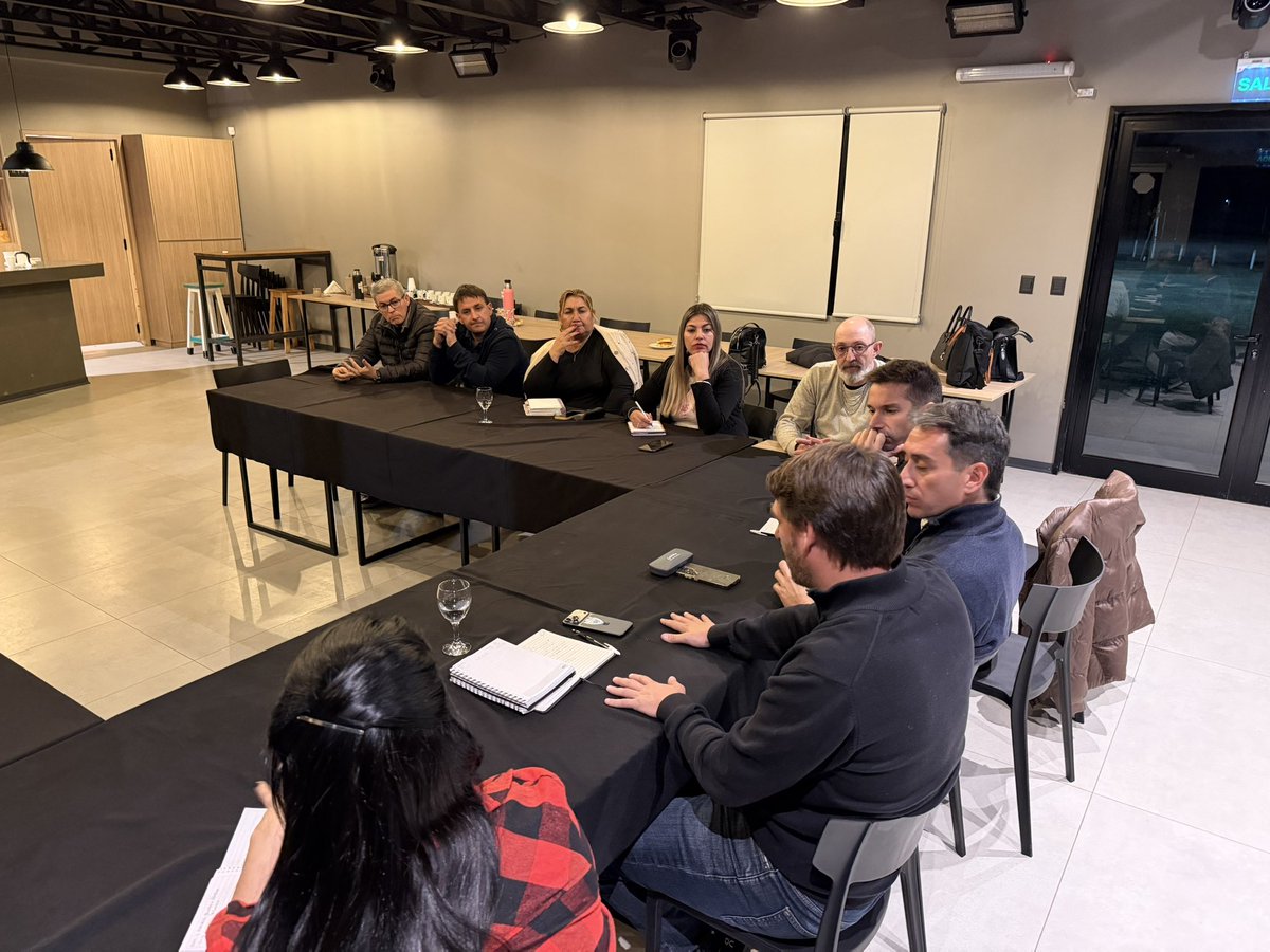 COMENZAMOS LA NUEVA ETAPA DE JSRN.
En Cipolletti tuvimos la primera reunión de la nueva conducción renovada de JSRN.
Ordenamos cómo vamos a trabajar: más territorio, más cercanía y una agenda enfocada en los problemas reales.
Fortalecemos las 33 mesas locales y sumamos una mesa
