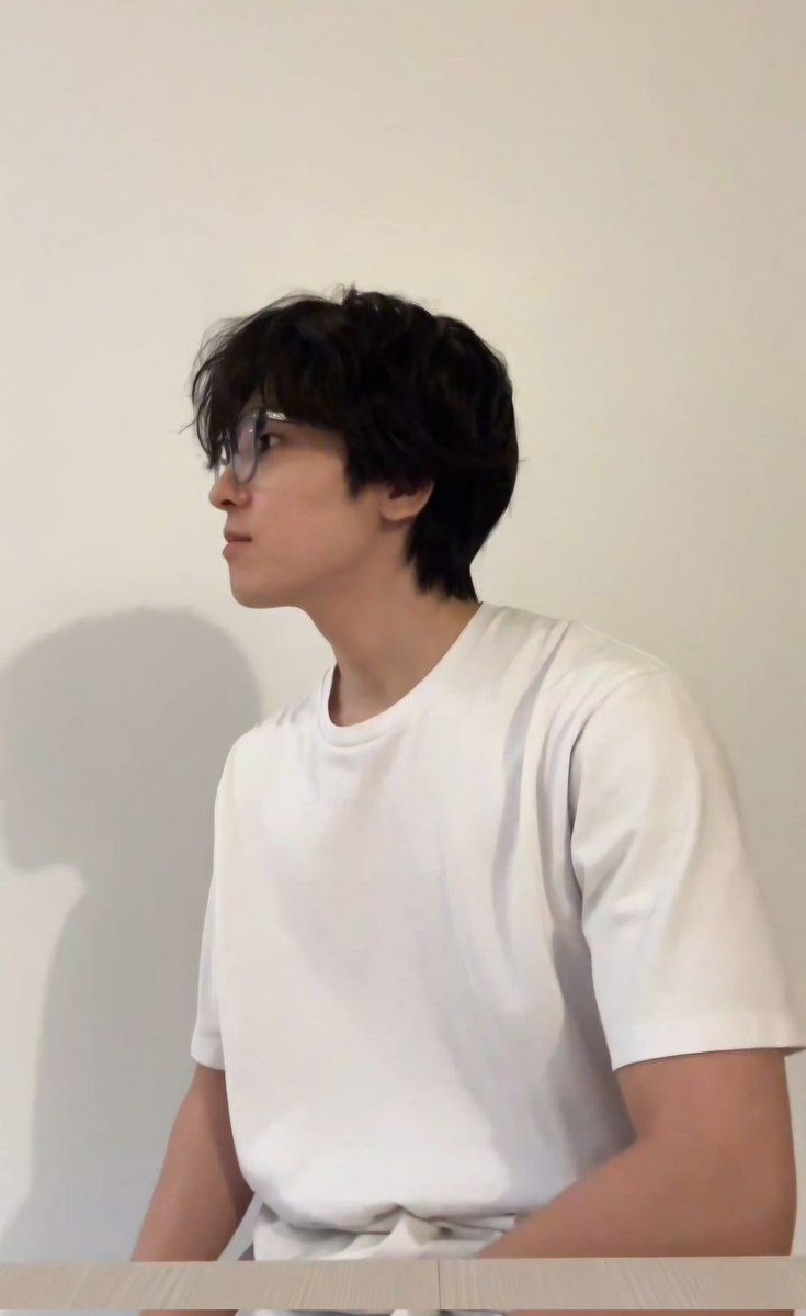 🐶 : Oh jadi ini penyebab Aun rewel banget kemaren kemaren?
🐱 : Kan aku udah bilang Aun lagi teething
🐶 : Tapi kok cepet banget ya?
🐱 : Nggak Gyu, kerasa banget buat aku mah
🐱 : Kamu bayangin dia rewel susah tidur, mood swing, ini salah itu salah
🐱 : Gigit sana gigit sini