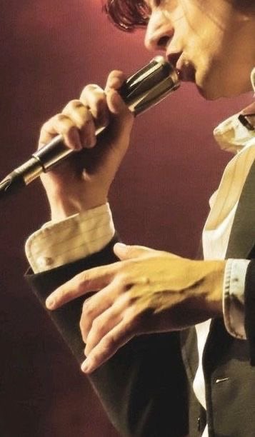 Alex Turner’s hands tweet media