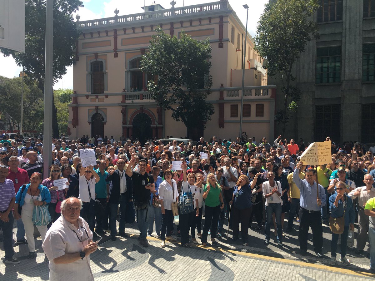 Policía Nacional impiden a trabajadores acercarse a la Plaza Morelos de Caracas para realizar marcha a Miraflores theelnews.org/2026/04/30/pol…