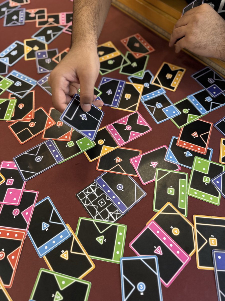 ChallengeRound's tweet photo. لعبة تكتيك وذكاء🧩 بسيطة في فكرتها💡لكن تختبر تركيزك وتخطيطك وقراءة الخصم في كل كرت تلعبه🃏 
في Tacta هل حتقدر تسيطر على الطاولة؟
#العاب_سهله #challengeround #جدة #بوردقيمز #boardgames https://t.co/gDhEG9nZcu