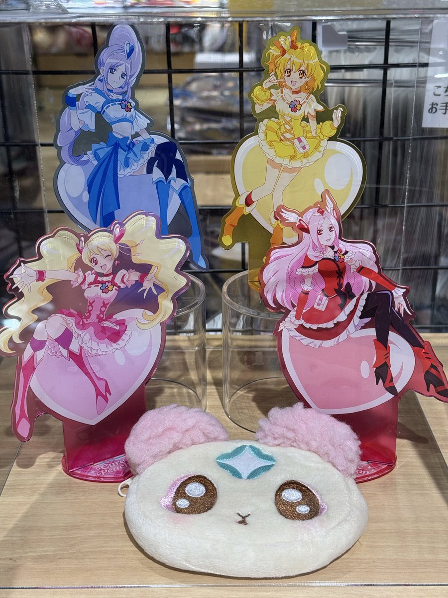 curerouge's tweet photo. そして梅田のツリービレッジのフレッシュプリキュア！ハートクローバーカフェへ。グッズは売り切れでしたが私が欲しい物は横浜で購入済みです(＾ｰ^)キュアピーチとキュアパッションのハートパンケーキとキュアパインジュースをいただきました。 https://t.co/LSZe0FQv07