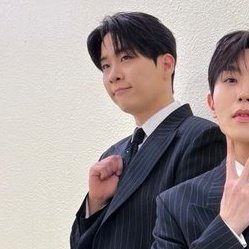 뭔 포즈인가 했더니 타이 잡고 있엌ㅋㅋ