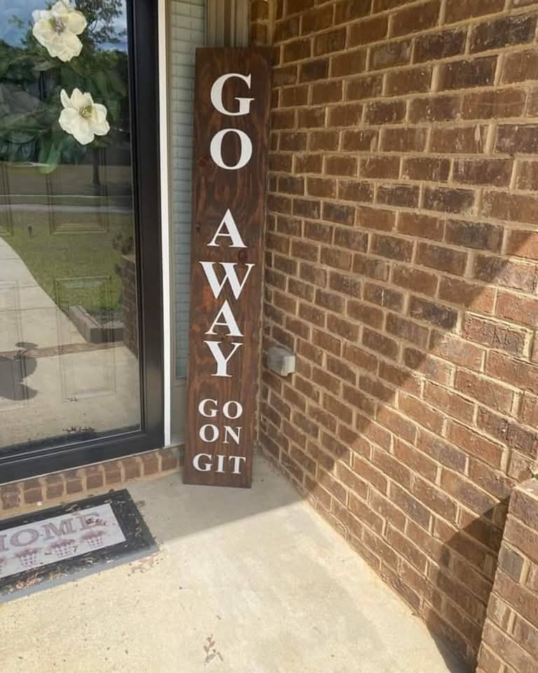 grindituppod's tweet image. Finally, a welcome sign that truly speaks my mind. No subtlety needed here! 🤣 #GoAway #PorchHumor #IntrovertLife #FunnySigns