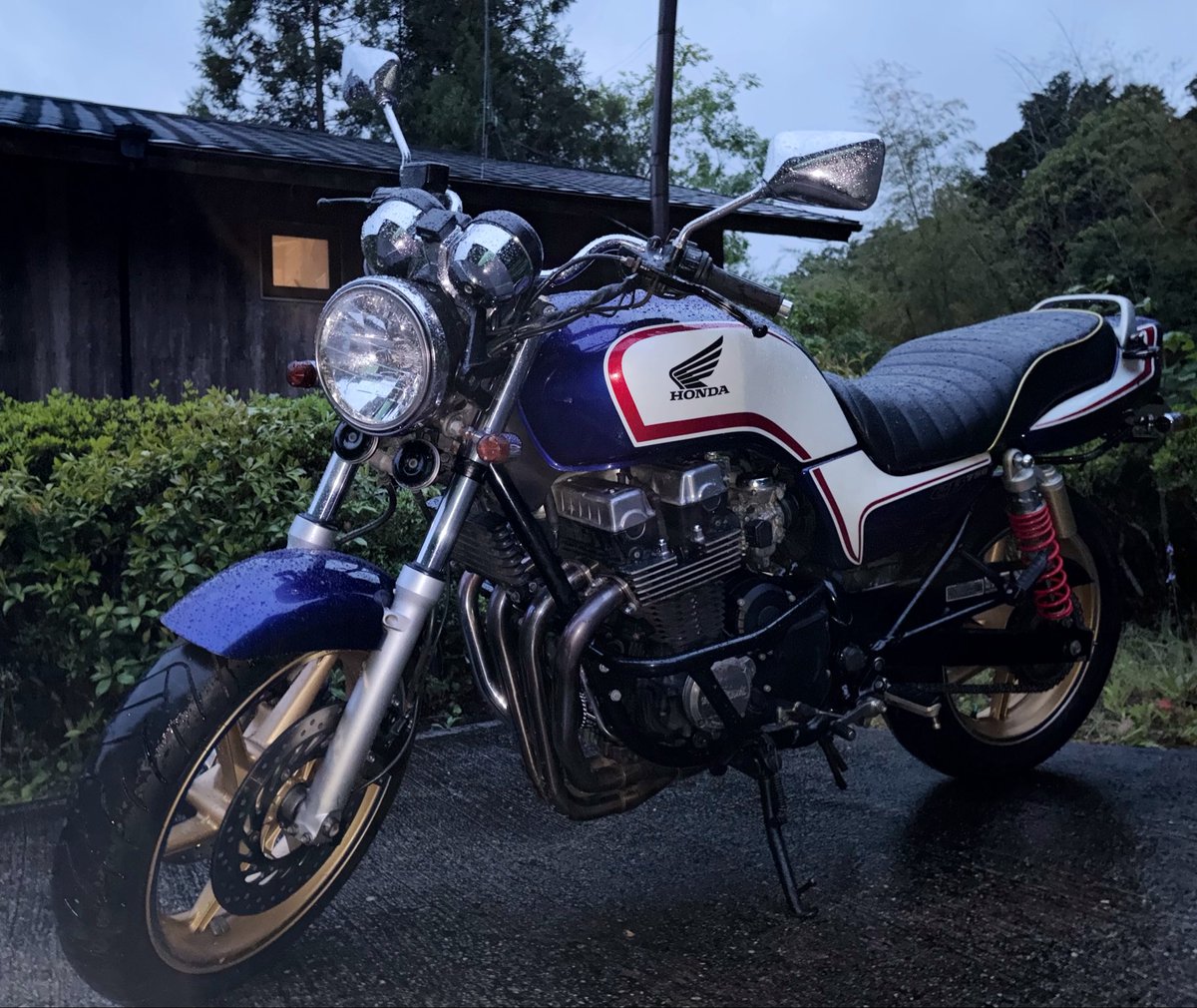 cb1500_tea's tweet photo. 雨の中ついに納車✨
復活しました🙋‍♀️
バチイケCB750です‼️‼️‼️ https://t.co/hgigU2Zzgo