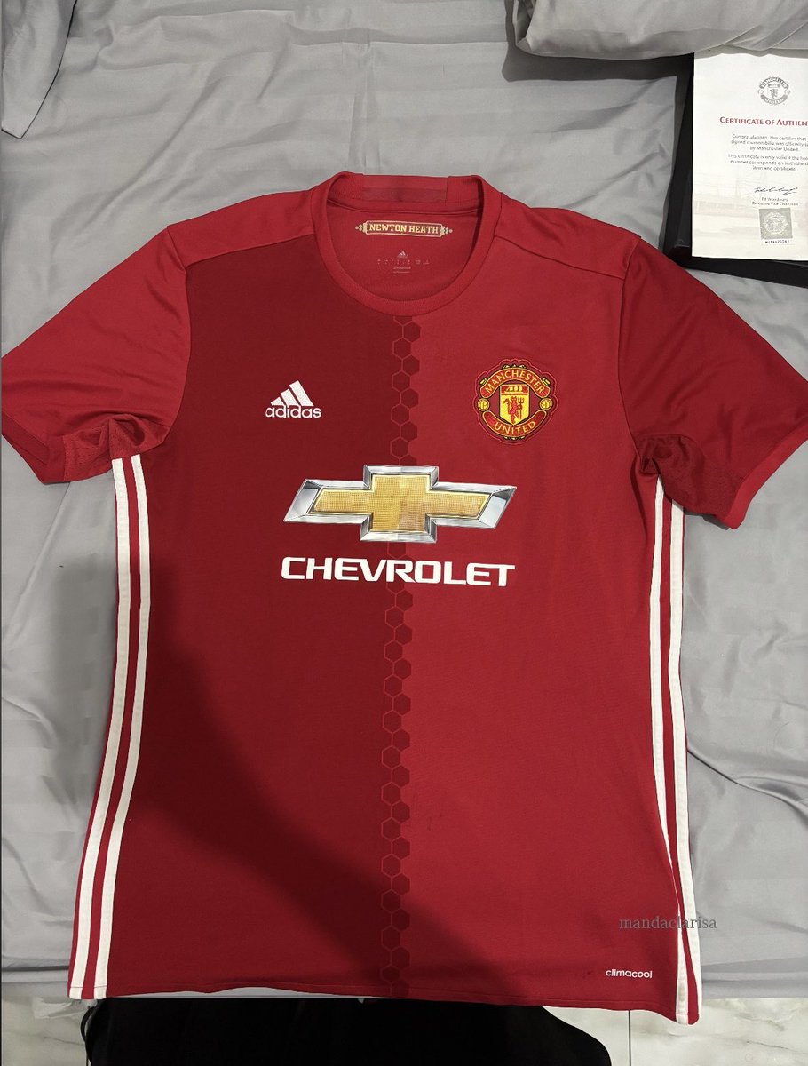 mandaclarisa's tweet photo. wts/ Jual Jersey MU 
Ukuran L Europe
Kondisi sesuai foto
Tanda tangan Andre Herrera nya udh pudar

Lengkap dengan box + certificate of authenticity (detail kondisi lihat foto).
Daerah Jakarta, bisa COD 👍

Dipake 3x sama papaku 🤣

#ManchesterUnited #GGMU #jersey4sale https://t.co/10ox6lz6WI