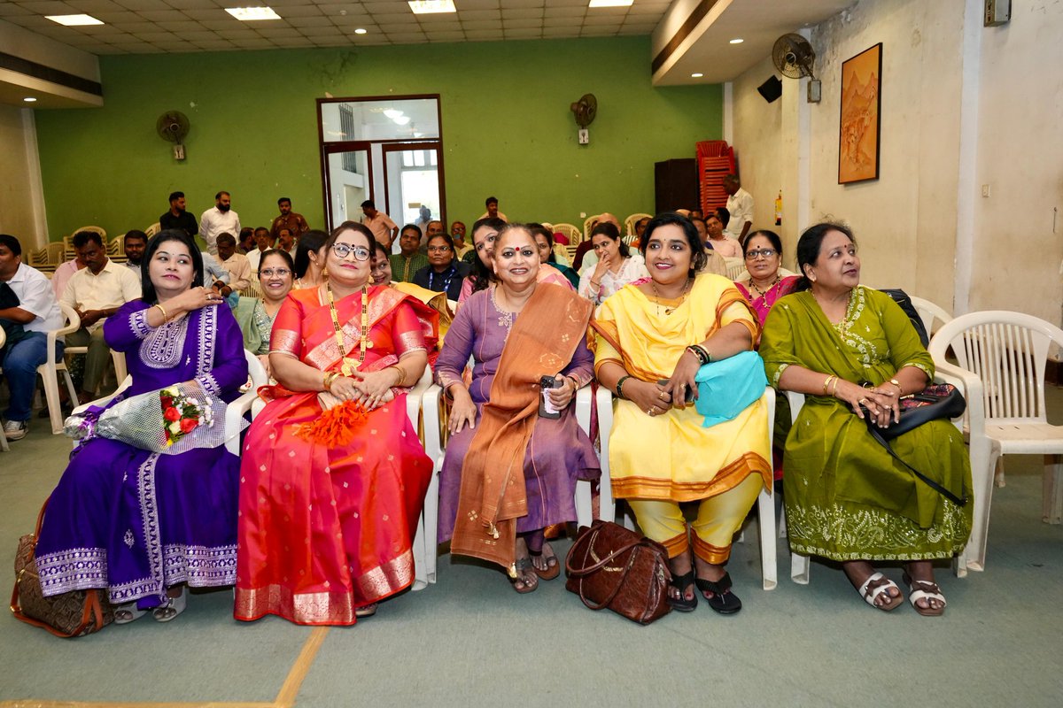 YaminiYJadhav's tweet image. स्थानिक लोकाधिकार समितीचे उपाध्यक्ष व भायखळा विधानसभा उपविभागप्रमुख मा. श्री देवा कदम यांच्या नेव्हेल डॉकयार्ड, मुंबई येथून सेवानिवृत्ती निमित्त आयोजित सत्कार सोहळ्यात उपस्थित राहून  त्यांना पुढील आयुष्यासाठी मनःपूर्वक शुभेच्छा दिल्या.

#Retirement #Respect #Service #Inspiration