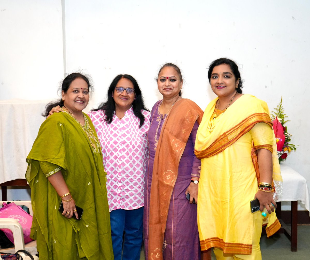 YaminiYJadhav's tweet image. स्थानिक लोकाधिकार समितीचे उपाध्यक्ष व भायखळा विधानसभा उपविभागप्रमुख मा. श्री देवा कदम यांच्या नेव्हेल डॉकयार्ड, मुंबई येथून सेवानिवृत्ती निमित्त आयोजित सत्कार सोहळ्यात उपस्थित राहून  त्यांना पुढील आयुष्यासाठी मनःपूर्वक शुभेच्छा दिल्या.

#Retirement #Respect #Service #Inspiration