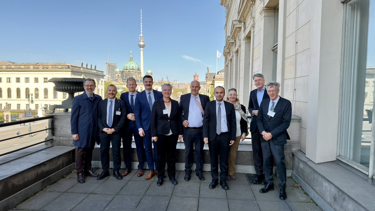 kubilayyalcintr's tweet photo. Geçtiğimiz hafta sonu, Berlin Humboldt Üniversitesi Hukuk Fakültesi ev sahipliğinde “Anayasa Yargısı ve Dirençli Demokrasi” başlıklı Alman-Türk Karşılaştırmalı Anayasa Hukuku Sempozyumumuzu gerçekleştirdik. Almanya ve Türkiye’den 14 konuşmacıyı bir araya getiren etkinlikte, her iki ülkeden akademisyenler, öğrenciler ve konuya ilgi duyan katılımcılar, hem Alman hem de Türk anayasa hukukunu ele alan sunumları dinleme ve sunumların ardından yapılan tartışmalara katılma fırsatı buldu.

Program kapsamında, mücadeleci demokrasinin teorik temellerinin yanı sıra anayasa mahkemelerinin siyasetteki rolü ve anayasal demokrasinin korunmasına yönelik yargısal mekanizmalar ele alındı. Siyasi parti kapatma davaları bu çerçevede öne çıkan başlıklardan biri oldu.

Ben de sunumumda, Alman Anayasası’nın 9. maddesinin 2. fıkrası ile Dernekler Kanunu’nun ilgili hükümleri kapsamında dernek kapatma meselesini ele aldım. Parti gençlik kolları ve medya kuruluşlarını hedef alan kapatma kararlarının Alman hukukuna aykırı olmasına dikkat çektim.

Sunulan tebliğlerin, biri Almanca biri Türkçe olmak üzere iki ayrı kitapta yayımlanması için çalışmalara başladık.