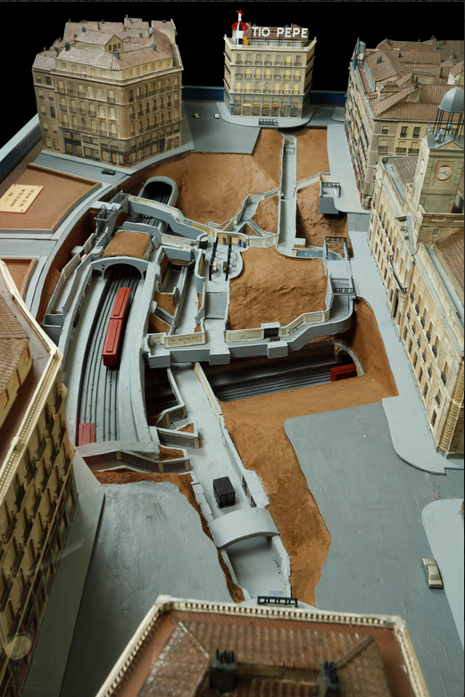 sicofante's tweet photo. 1/6 Madeja maqueto-bombardera
Esta maqueta (expuesta en 1937) se conserva en el Museo del Metro de Madrid. Representa los túneles y niveles de las tres líneas que confluían en la Puerta del Sol en 1936. Y nos lleva a otra maqueta de igual época, pero aún más desconocida... https://t.co/IghylXYVt6
