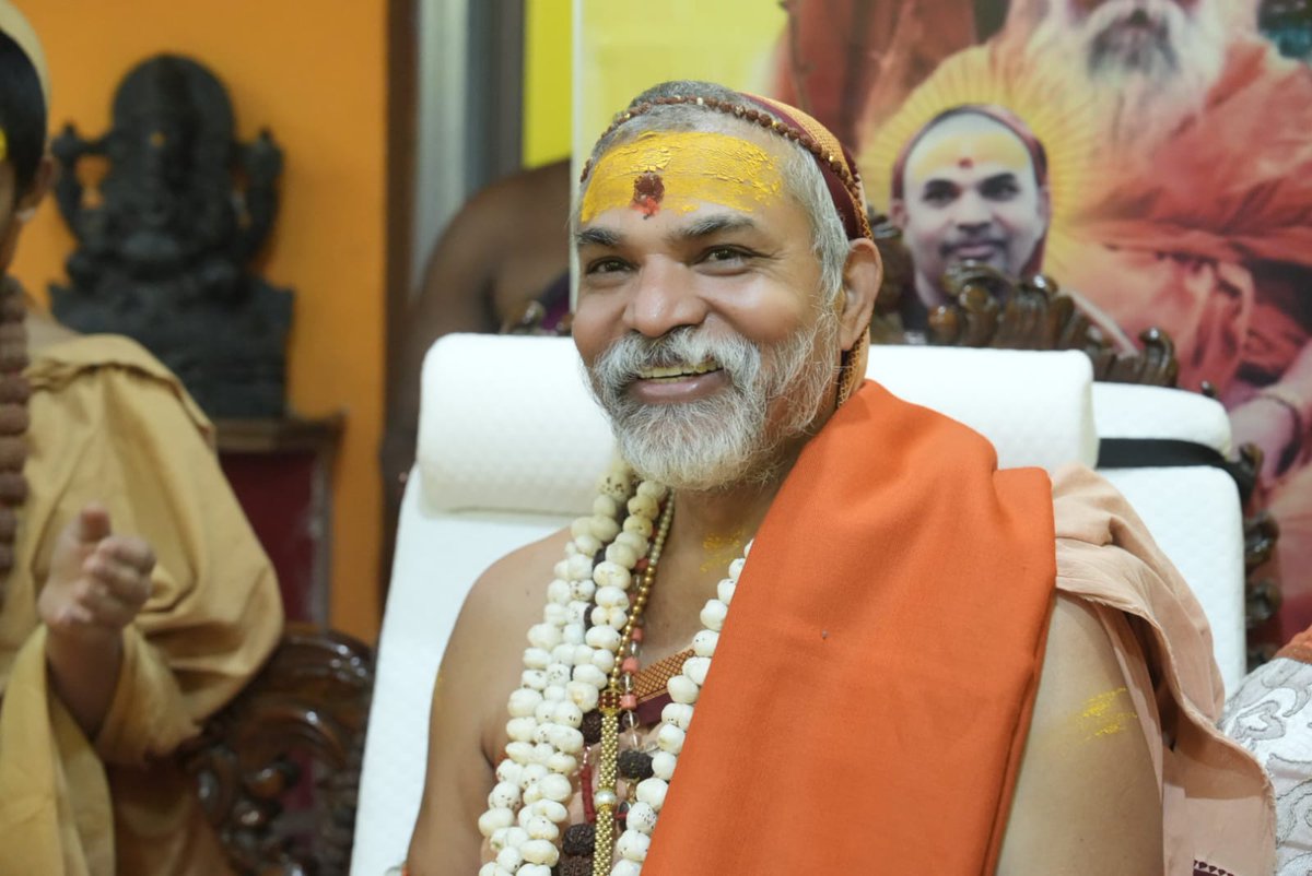 jyotirmathah's tweet image. नारायण 🚩🚩 

प्रातः काशी स्थित श्रीविद्यामठ में पूज्यपाद परमाराध्य शङ्कराचार्य जी महाराज के दर्शन को सपरिकर पधारे स्वामी नलिनानन्द जी महाराज 🚩🚩 

#JyotirmathShankarcharya #uttarakhand #shankaracharya #राष्ट्रमाता #गौमाता #sanatandharma