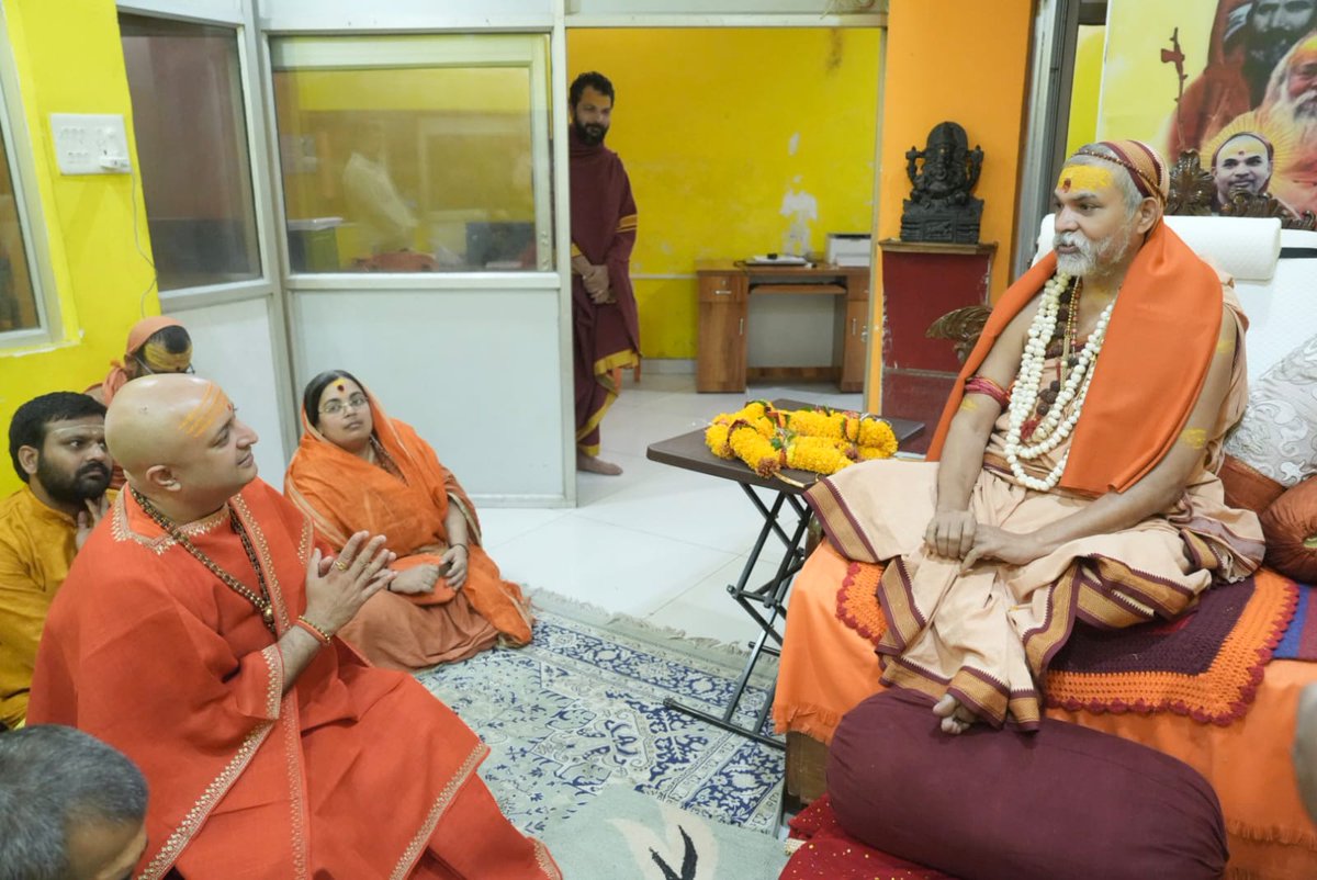 jyotirmathah's tweet image. नारायण 🚩🚩 

प्रातः काशी स्थित श्रीविद्यामठ में पूज्यपाद परमाराध्य शङ्कराचार्य जी महाराज के दर्शन को सपरिकर पधारे स्वामी नलिनानन्द जी महाराज 🚩🚩 

#JyotirmathShankarcharya #uttarakhand #shankaracharya #राष्ट्रमाता #गौमाता #sanatandharma